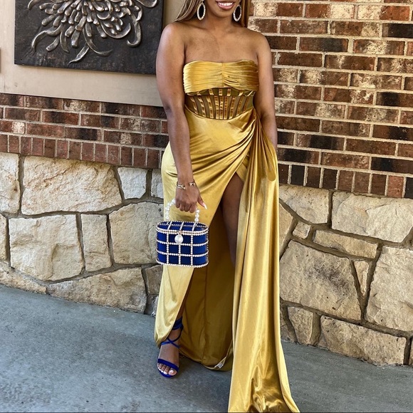 Gold Velvet gown with high slit - Picture 1 of 3
